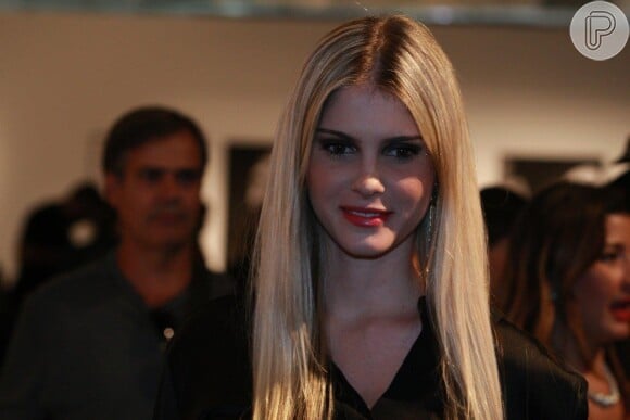A modelo Bárbara Evans também foi conferir os desfiles desta quarta-feira na São Paulo Fashion Week