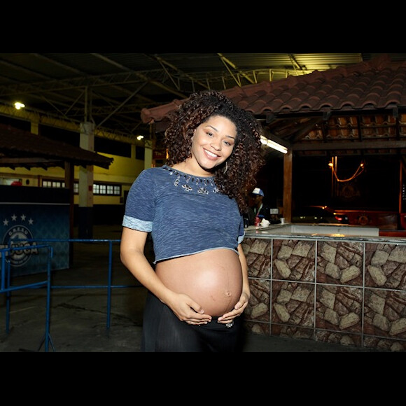 Juliana Alves exibiu o barrigão com um cropped jeans e saia longa