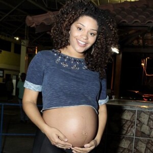 Juliana Alves exibe barrigão de grávida na entrega da sinopse de enredo da Unidos da Tijuca, na quadra da escola de samba, na noite desta segunda-feira, 10 de julho de 2017
