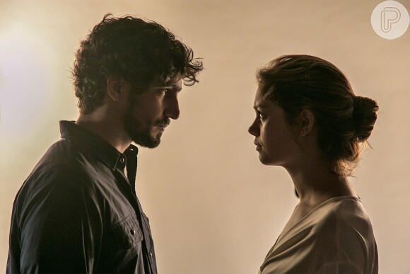 Alice (Sophie Charlotte) vai revelar a Renato (Renato Góes) que ele é pai de Lucas (Xande Valois) na série 'Os Dias Eram Assim'
