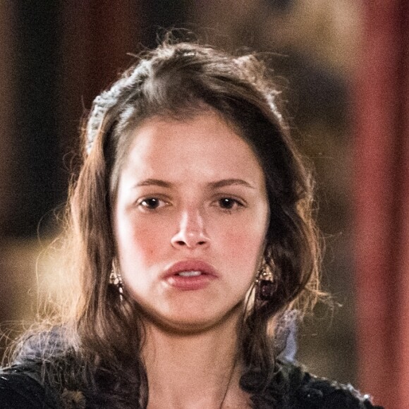 Domitila (Agatha Moreira) se assusta ao ver vidro de sua casa ser estilhaçado com pedra, nos próximos capítulos da novela 'Novo Mundo': 'Meu Deus!'