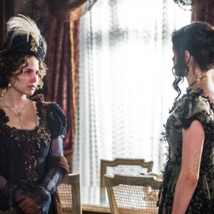 Domitila (Agatha Moreira) convidou Leopoldina (Letícia Colin) para um evento em sua casa, na novela 'Novo Mundo'