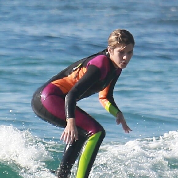 Isabella Santoni curte dia de praia na Tailândia