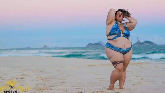 De biquíni, dançarina plus size de Anitta estrela campanha de moda praia. Fotos!