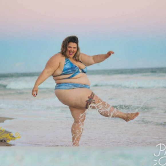 Thais Carla, garota-propaganda de uma marca moda praia, falou que ignora críticas negativas