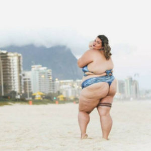 Thais Carla, bailarina plus size de Anitta, exibiu suas curvas em ensaio fotográfico