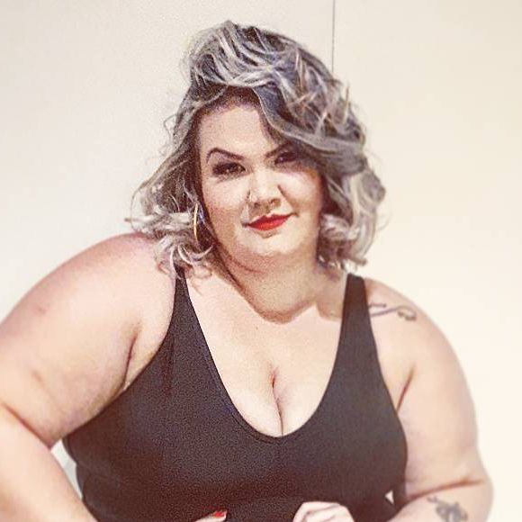 Bailarina plus size de Anitta, Thais Carla pesa cerca de 140 quilos