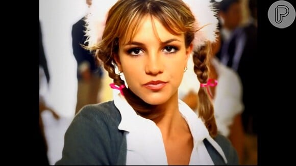 A ex-BBB Vivian usou o figurino de Britney Spears no clipe de '...Baby One More Time'