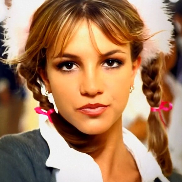 A ex-BBB Vivian usou o figurino de Britney Spears no clipe de '...Baby One More Time'