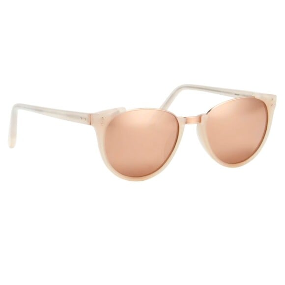 Os óculos Linda Farrow usados por Bruna Marquezine em Paris têm lentes espelhadas em ouro rosa e estão à venda por R$ 5.998 
