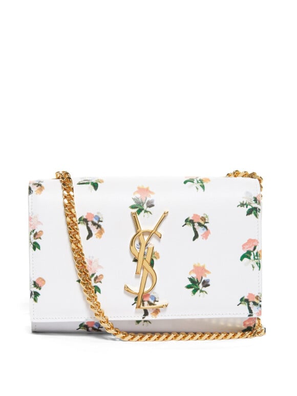 Bruna Marquezine apostou em mini bolsa com estampa floral Yves Saint Laurent, que foi colocada à venda por R$ 3.490 em loja online