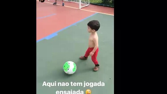 Fernanda Gentil joga bola e se diverte com o pai e filhos: 'Talento'. Vídeo!