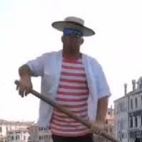 Luciano Huck grava gondoleiro em Veneza cantando música de Ivete Sangalo. Vídeo!