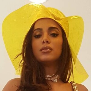 Anitta posou com o maiô supercavado do clipe 'Switch' e movimentou a web ao compartilhar o registro na noite desta terça-feira, 11 de julho de 2017