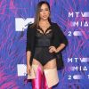 Anitta levou a sério a tendência das botas coloridas acima do joelho e usou um modelo que ia até o quadril no MTV Millennials Awards, no México, em 3 de junho de 2017