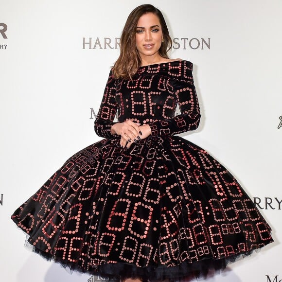 Anitta arrasou ao chegar ao baile de gala da amfAR, em São Paulo, com um vestido armado da grife Moschino, em 27 de abril de 2017