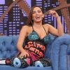 Decotado nas costas, o macacão usado por Anitta no programa 'Lady Night' era todo bordado com paetês e formava figuras coloridas e divertidas