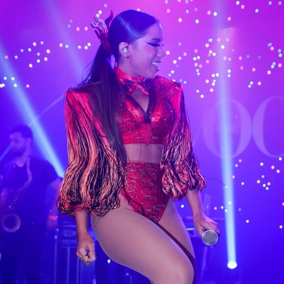 Anitta apostou em um figurino vermelho para representar o signo de áries no Baile da Vogue, em São Paulo, em 17 de fevereiro de 2017