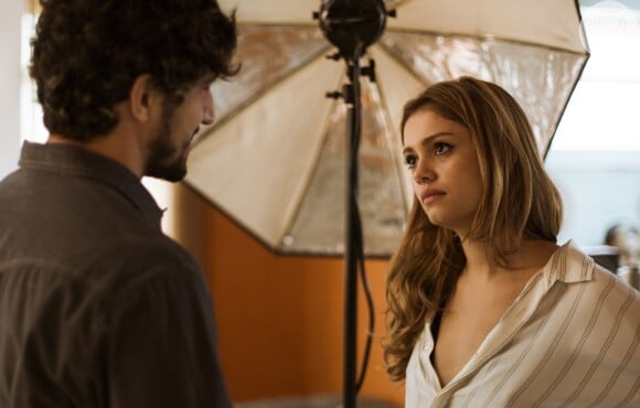 O romance entre Alice (Sophie Charlotte) e Renato (Renato Góes) será descoberto por Cora (Susana Vieira) na série 'Os Dias Eram Assim'