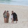 Kate Moss vai à praia do Arpoardor no Rio de Janeiro com a filha Lila Grace, de 11, e mais duas amigas