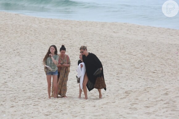 Kate Moss vai à praia do Arpoardor no Rio de Janeiro com a filha Lila Grace, de 11, e mais duas amigas