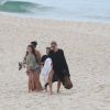 Kate Moss curte praia no Rio em dia nublado; modelo levou a filha de 11 anos, Lila Grace, e mais duas amigas