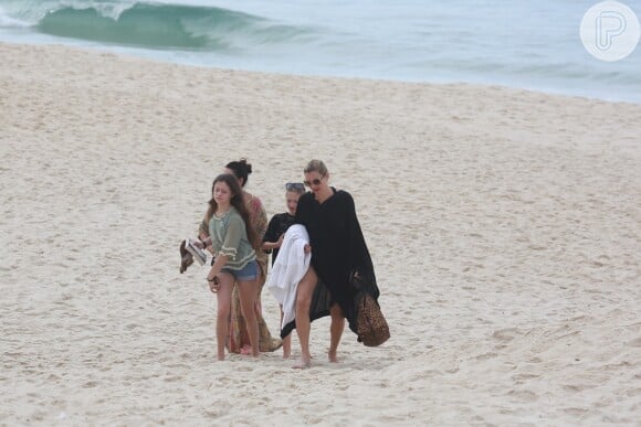 Kate Moss curte praia no Rio em dia nublado; modelo levou a filha de 11 anos, Lila Grace, e mais duas amigas
