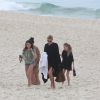Kate Moss vai à praia do Arpoardor com a filha de 11 anos, Lila Grace, e duas amigas, em dia nublado no Rio de Janeiro