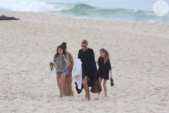 Kate Moss vai à praia do Arpoardor com a filha de 11 anos, Lila Grace, e duas amigas, em dia nublado no Rio de Janeiro