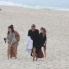 Kate Moss vai à praia do Arpoardor no Rio de Janeiro