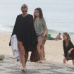 Kate Moss esbanja estilo ao ir à praia do Arpoador no Rio de Janeiro