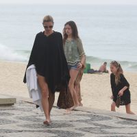 Kate Moss esbanja estilo ao ir à praia do Arpoador no Rio de Janeiro