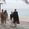 Kate Moss vai à praia do Arpoardor no Rio de Janeiro cheia de estilo e deixa local descalço