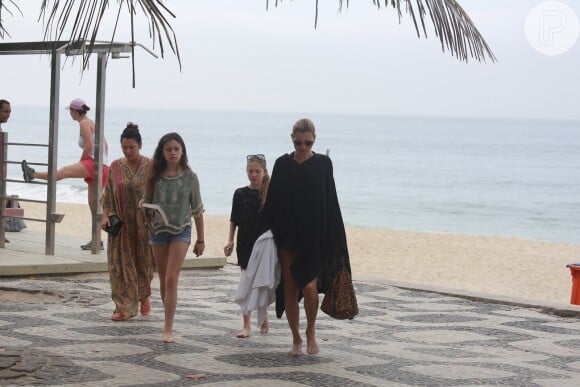 Kate Moss vai à praia do Arpoardor no Rio de Janeiro cheia de estilo e deixa local descalço