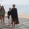 Kate Moss, aos 40 anos, exibe estilo ao ir à praia no Rio