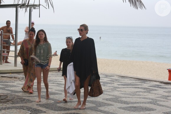 Kate Moss, aos 40 anos, exibe estilo ao ir à praia no Rio