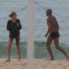 Kate Moss mostra estilo ao ir à praia do Arpoardor, no Rio de Janeiro 