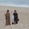 Kate Moss mostra estilo ao ir à praia do Arpoardor, no Rio de Janeiro 