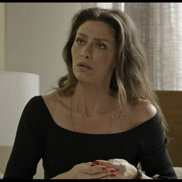 Cibele (Bruna Linzmeyer) aproveitará que Joyce (Maria Fernanda Cândido) vai se distrair com a água de coco e roubará a chupeta da criança para encaminhar para exame de DNA, na novela 'A Força do Querer'