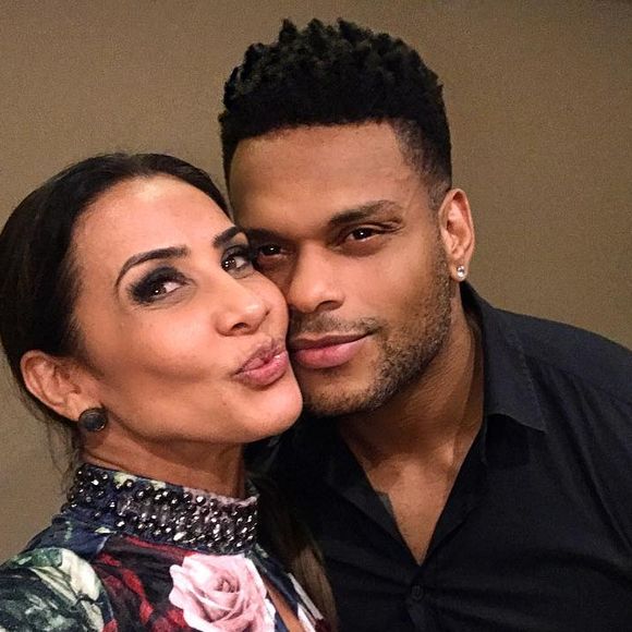 Scheila Carvalho está seguindo para Salvador para acompanhar a evolução do tratamento do marido, Tony Salles, de perto