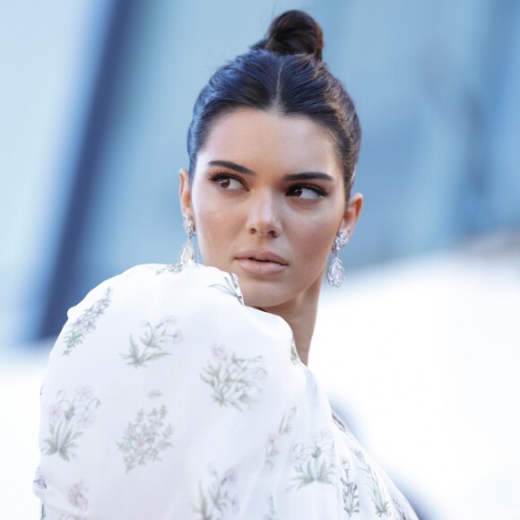 Descubra como Kendall Jenner mantém a pele livre de acnes!