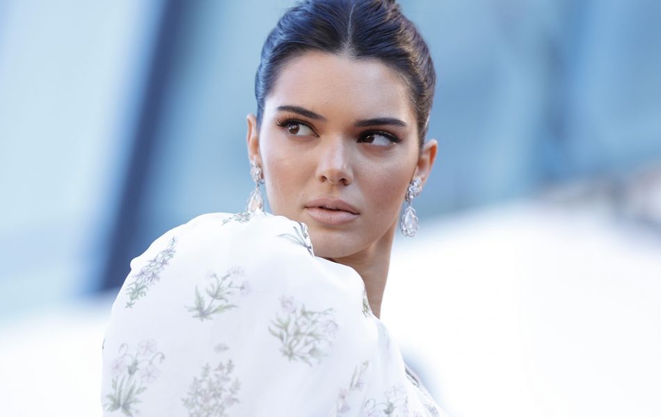 Dermatologista de Kendall Jenner ensina a evitar acne no corpo