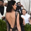 No MET Gala, realizado em maio de 2017, Kendall Jenner mostrou que os problemas com a acne ficaram para trás ao surgir com um look transparente que deixava a pele lisinha à mostra