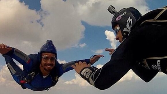 Caio Castro leva Maria Casadevall para saltar de paraquedas: 'Confiei'