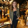 Grazi Massafera usou scarpins Versace e bolsa Yves Saint Laurent no lançamento da nova coleção da grife Rosa Chá, na loja da Oscar Freire, em São Paulo, em 12 de julho de 2017