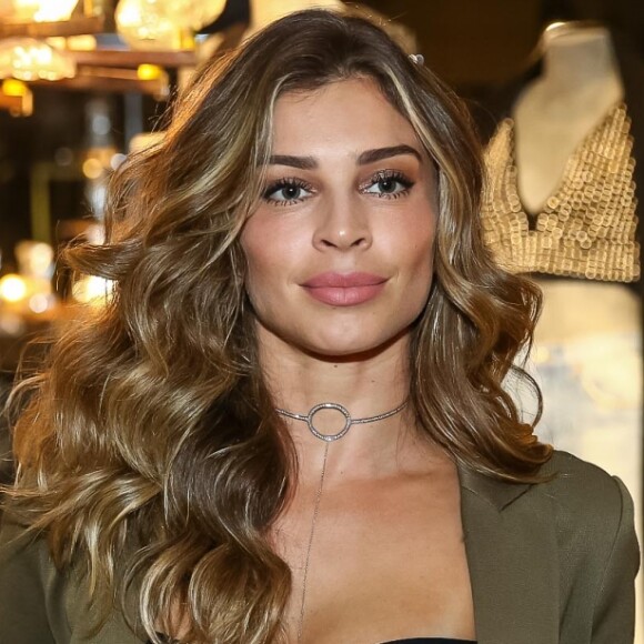 A atriz Grazi Massafera usou choker de ouro branco com diamantes da joalheria Jack Vartanian, à venda por R$ 37 mil