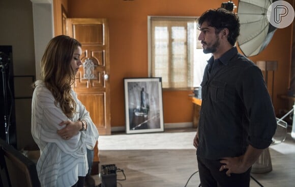 Renato (Renato Góes) ficará revoltado com Alice (Sophie Charlotte) ao descobrir que ela escondeu que Lucas (Xande Valois) é seu filho na série 'Os Dias Eram Assim'