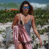 Modelo Mariana Goldfarb gosta de investir seu dinheiro em livros e aproveitou para colocar a leitura em dia ao ir à praia, no Rio de Janeiro