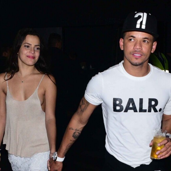 Ex-BBB Emilly e Jô Amancio, amigo de Neymar, foram flagrados curtindo show de Wesley Safadão de mãos dadas, no Festival Villa Mix, em São Paulo, na última sexta-feira, 7 de julho de 2017