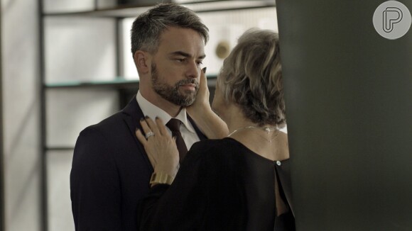 Adriano (Marcio Kieling) insiste para que Sabine (Irene Ravache) assuma sua relação, na novela 'Pega Pega'